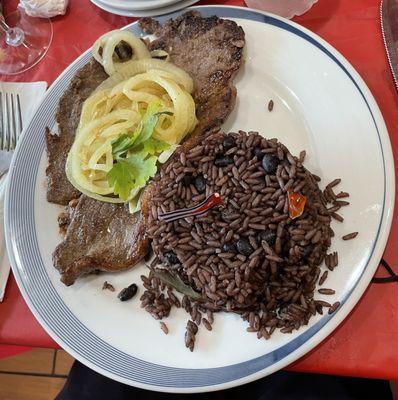 Skirt steak with onion