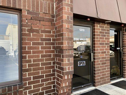 Fox Valley Motors has an Indoor car showroom.