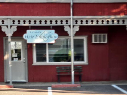 This is Lynda's hair emporium in Mariposa, CANDICE and quiet little place.