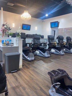 Pedicure chairs, they have lots