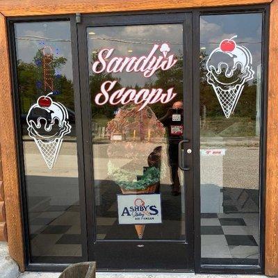 The storefront of Sandy's Scoops.
