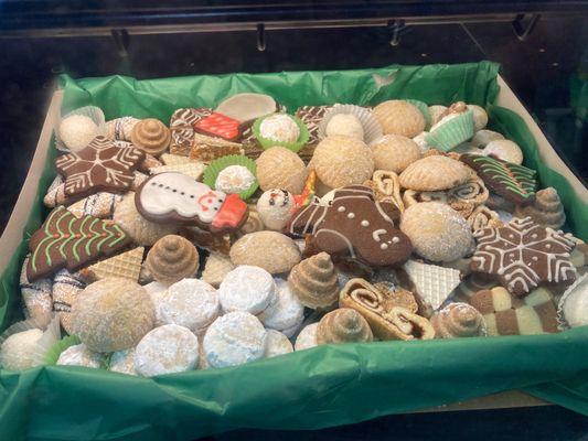 This is the extra large holiday cookie tray.