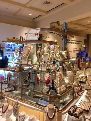 Adorable kiosk loaded with pretty jewelry!