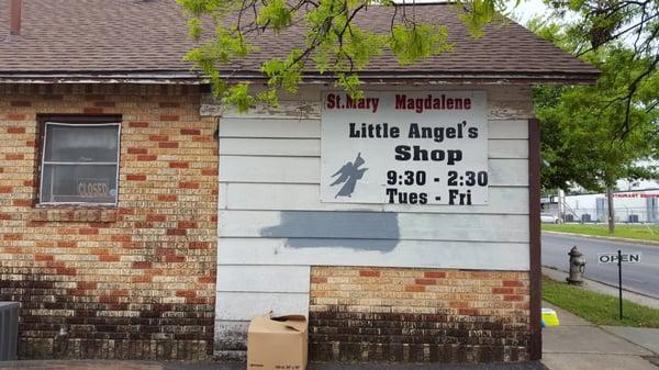 Picture of outside building from parking lot.