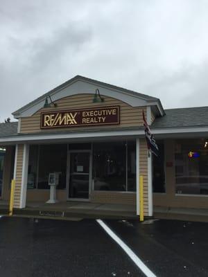 Holliston ReMax -- 408 Washington Street / Route 16, Holliston Storefront