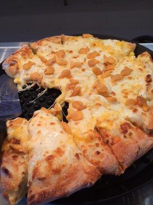 Mac and cheese pizza with goldfish...