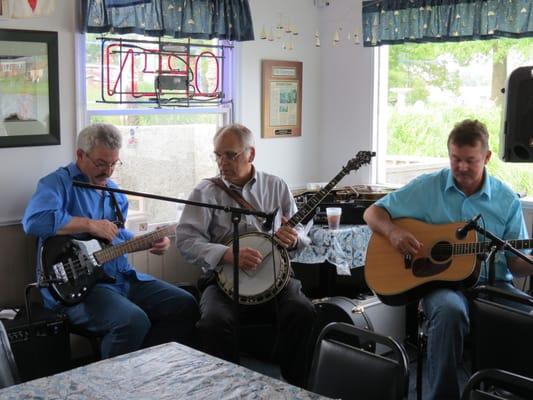 15 Strings playing at Morris Point Restaurant