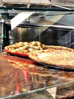 The garlic knots look yummy