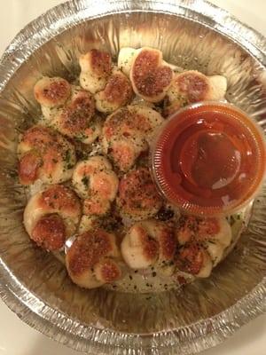 Fresh, mini garlic knots. Awesome! The marinara sauce was great too.