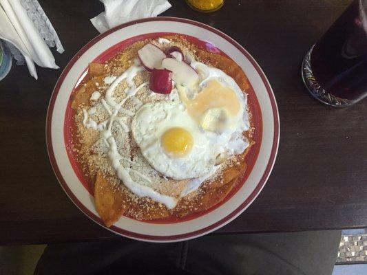 Chilaquiles rojos con huevos