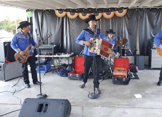 Tocando en Pomona California
Grupo norteño (909)322-2395