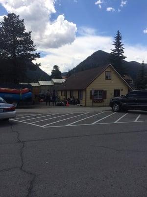 A great experience,the guides were polite unlike the Kodi's employes who were rude overall great experience from highside tours