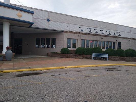 Exterior entrance at the front of Towne Square Mall.