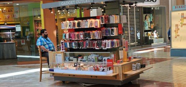 Photo showing proprietor failing to comply with State of California covid-19 face mask requirement.