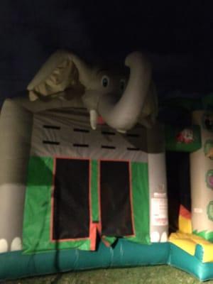 Beautiful & clean. Wish I took pictures during the daytime & not when they came to pick it up.