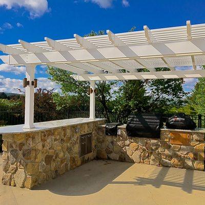 Outdoor kitchen with pergola/Allentown PA