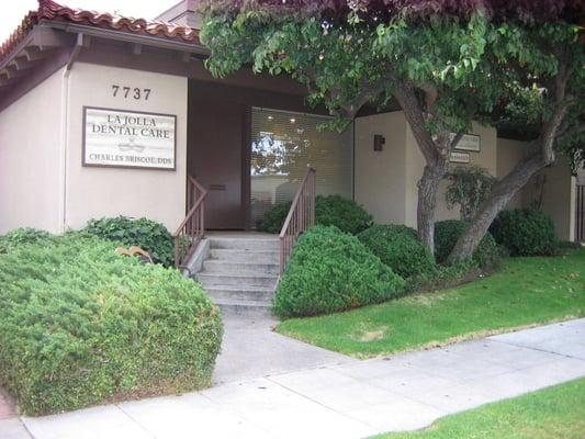 Dr. Charles Briscoe La Jolla Dentist Office Building with Free, Private Parking