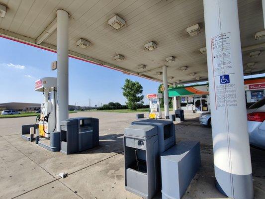 Wide pump lanes. Plenty of space on the corner lot.