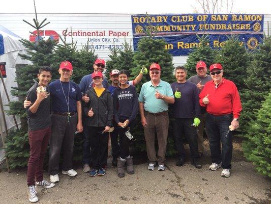 San Ramon Rotary members with family volunteering to sell high quality fresh and fragrant trees in San Ramon.