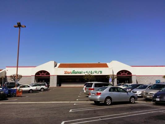 Zion Market's grand threshold and foundation. There's one in Buena Park and Cerritos too.