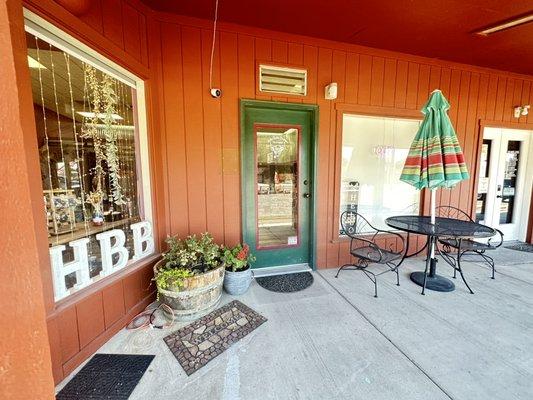 Front door of Holly Bella Boutique inLovelock, Nv