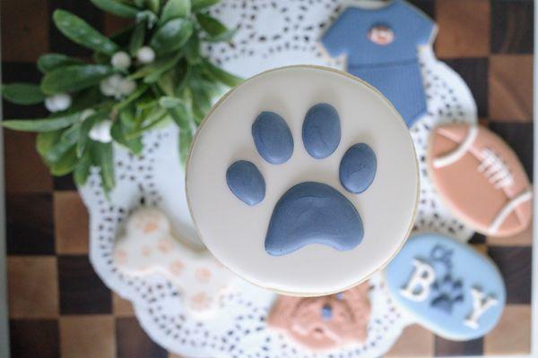 Baby shower paw print cookie