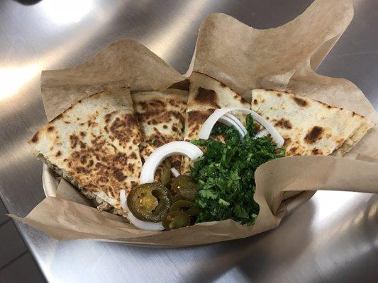 Una biena quesadilla con jalapeños