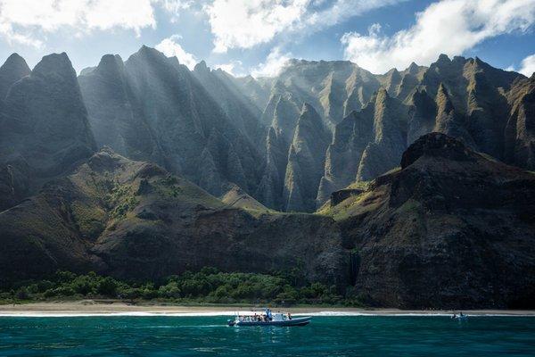 Kauai boat tours out of Hanalei to the majestic Napali Coast.