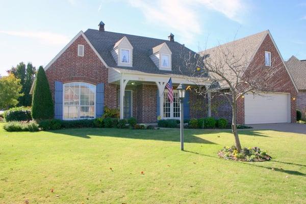Single family home in a great Union subdivision in south Tulsa. Pretty corner lot across from the park and pond...