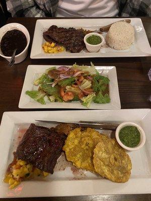 Churrasco, uno con tostones otro con arroz y frijoles el chimichurri 100%