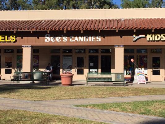 Temporary holiday store. Otherwise I don't know how it can survive here.