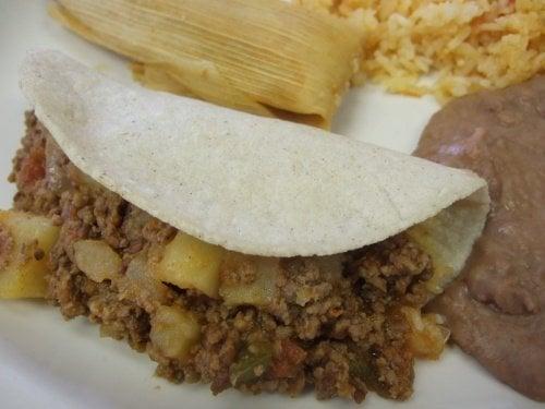 Taco de Picadillo, tamal, arroz y frijoles!
