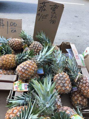$1 pineapple...great price but needs to be eaten right away...bought 1