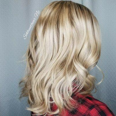 Gorgeous blonde.. You can't even tell she wasn't born a natural blonde.