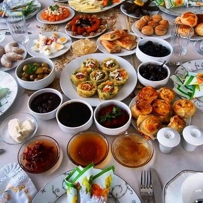 Türkisch Frühstücken sehr lecker .