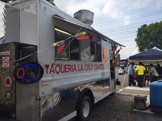 Taquearía La Cruz Grande ayuda en eventos para recaudar fondos. Taqueria La Cruz Grande helping at fundraisers.