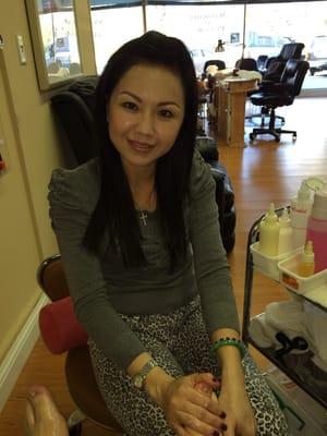 Vicky Vu, manicurist