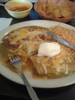 Las mejores enchiladas. El lugar es cálido y el servicio excelente. Sin duda no será la primera vez que venga a este lugar