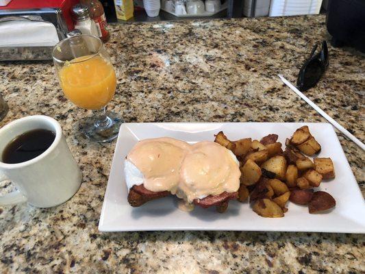 Tried this place for the first time. Asked the waiter what he recommended, he suggested The Bean town Benny. It was delicious.