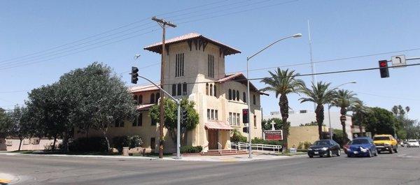 14 avril 2014 à 15h35 / Photo prise en traversant la ville en voiture.