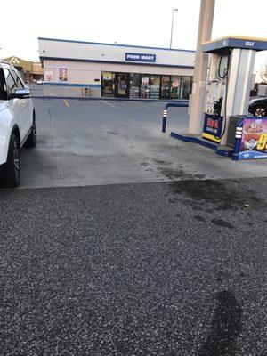 This place is so convenient to pull in and out of. Fast and friendly customer service!