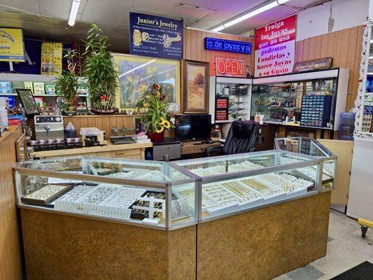 Junior's Jewelry is located inside the grocery store.
La joyería de Junior está ubicada dentro del supermercado.