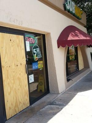 This Subway's getting more & more ghetto by the minute.