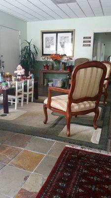 Es tranquilo el lugar y los niños se entretienen con juguetes que tienen en la salia