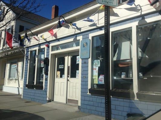 Local Plymouth bar with a 40's to 60's crowd. They have live music often on weekend nights.