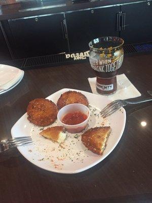 Fried ravioli and good draft beer. Great spot to relax and enjoy a drink and a snack.
