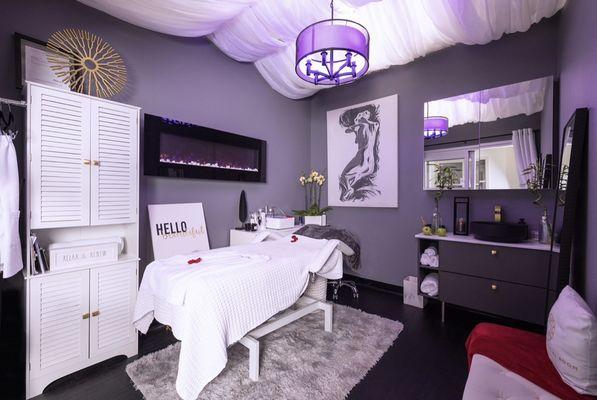 5 Star Rated Facial Spa Room. Specializing in Red Carpet Ready Diamond Hydrofacials and more!