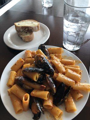 Rigatoni Mussels
