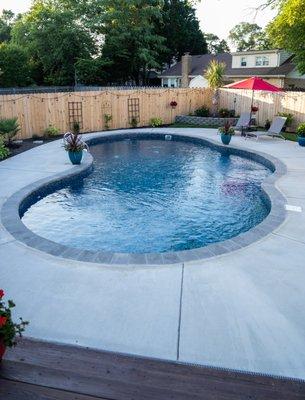 This OASIS vinyl pool by Cardinal has the Eagle Bay vinyl liner with the Jefferson coping tile.
Size: 16′ x 34′