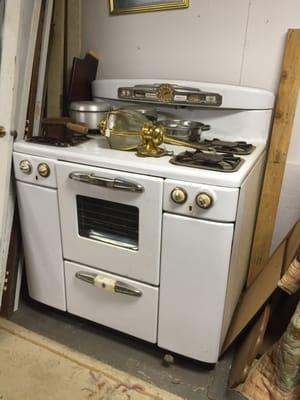 Nice oven they had down stairs in very good condition
